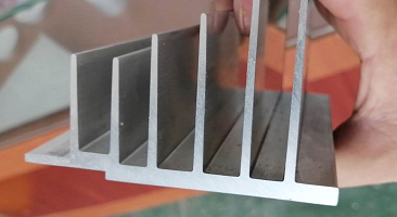 鋁型材鋸切機切割表面為何會出現(xiàn)毛刺?