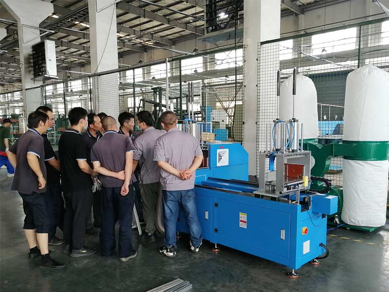 切鋁機的養護：不工作時切電源檢查，工作時防異常