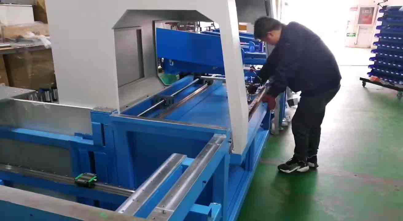 鋁型材切割機廠家雙德譽庫存又告急，車間伙伴認真的樣子