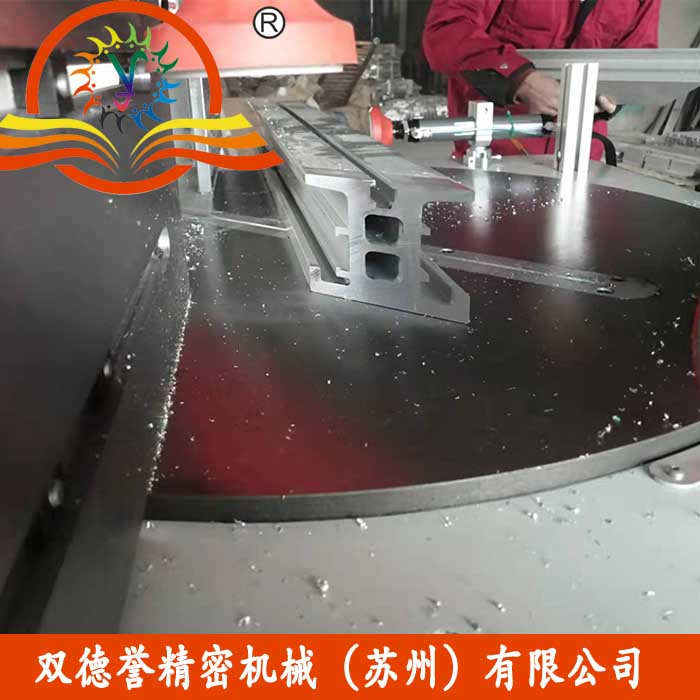 鋸鋁機切割按照角度分有3類,直角切、45度角切、任意角度切