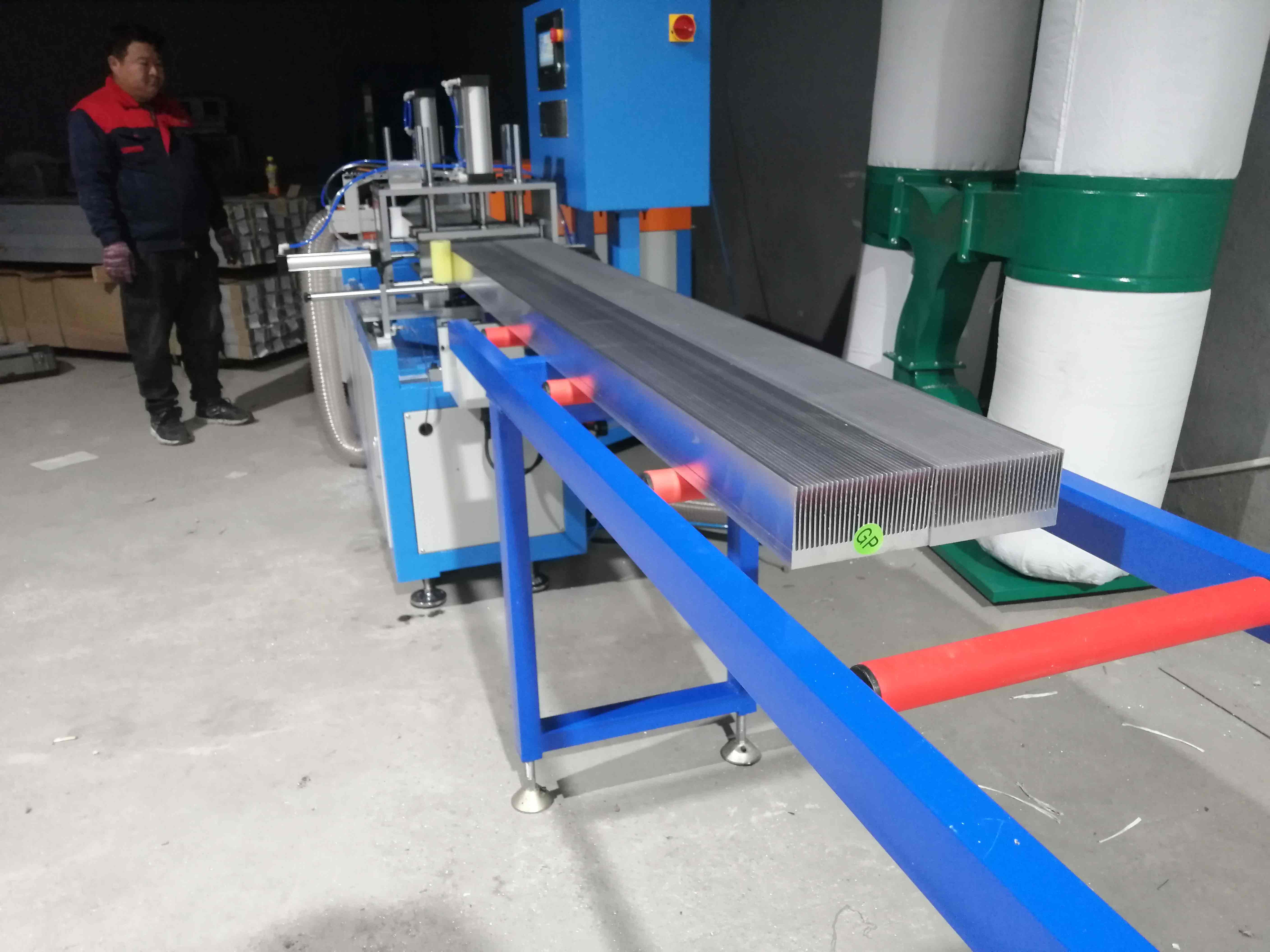 鋁型材散熱器切割機(jī)-1 鋁型材散熱器切割機(jī)-1