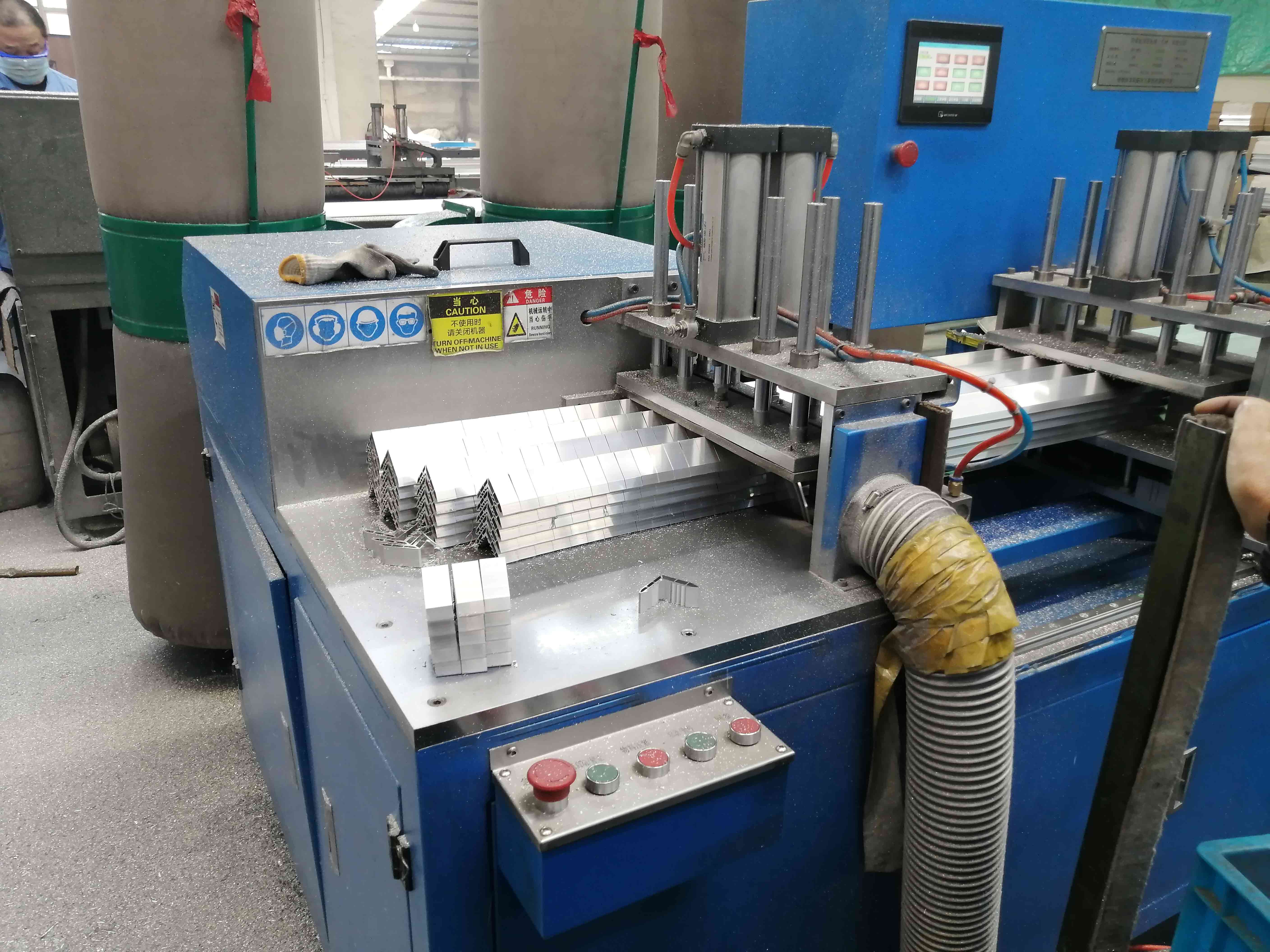 全自動角碼鋸2根切更新換代4根切,提高生產能力刻不容緩